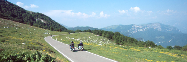Motorradstrecken um den Gardasee. Gardasee Motorradstrecken - Motarradstrecke Gardasee - Gardasee Motorradfahrer 