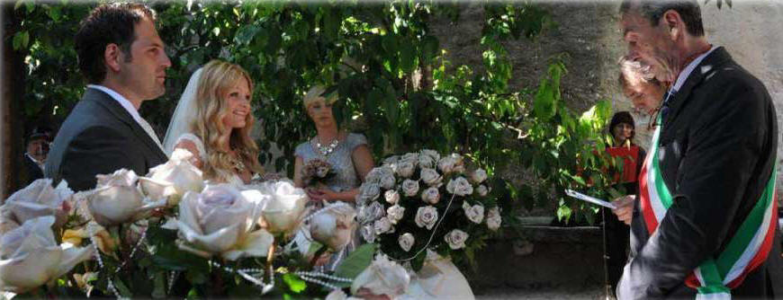 Standesamtliche Hochzeiten in Torri del Benaco. Heiraten am Gardasee. Hochzeitszeremonie in der Scaliger Schloß von Heiraten in Torri del Benaco am Gardasee.