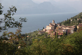 Panorama der Ortsteil Pai di Torri del Benaco