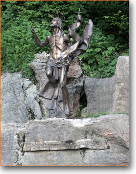 Jesus Christi. Die Bronzestatuen der Stationen der Via Crucis lngs der Strasse, die von der Residenza Stella Alpina zum Wallfahrtsort fhren