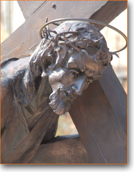 Die Werke von Raffaele Bonente. Sowohl in der Kirche wie auch lngs der Zugangsstrasse knnen die Bronzegsse des Veroneser Architekten Raffaele Bonente bewundert werden